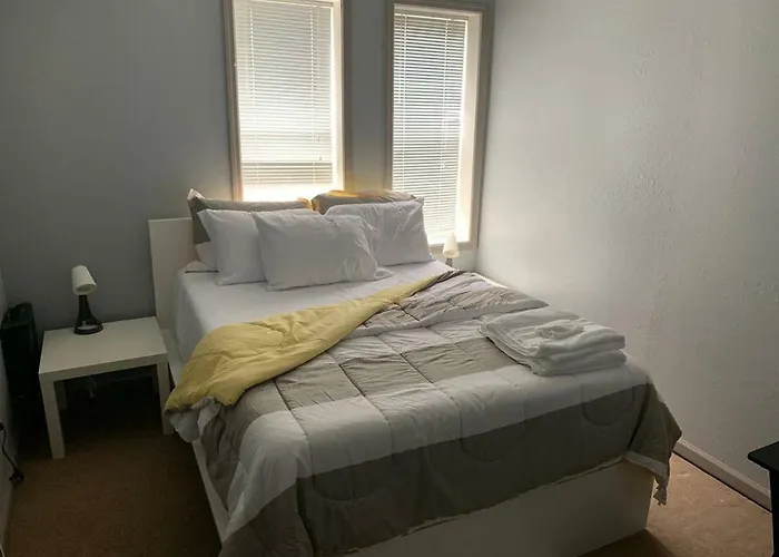 Nice House For Groups Close To Downtown And All Universities 3628
